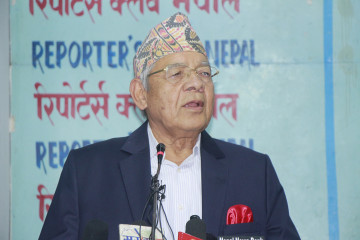 रमेश खरेलबारे वामदेवको टिप्पणी– मलाई मार्न रिभल्वर लिएर हिँडेका थिए, माफी मागेर खुट्टा परेपछि अंकमाल गरेँ 